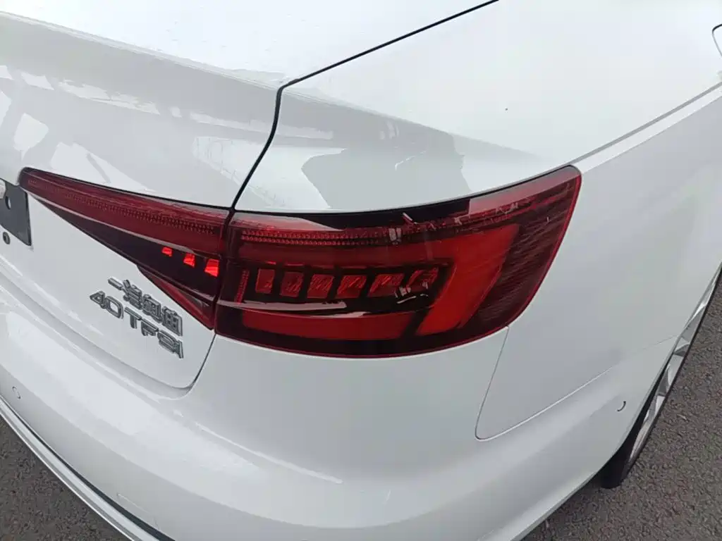 Фото 8 - Audi A4L