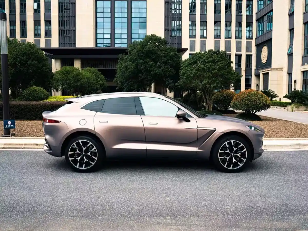 Фото 6 - Aston Martin DBX