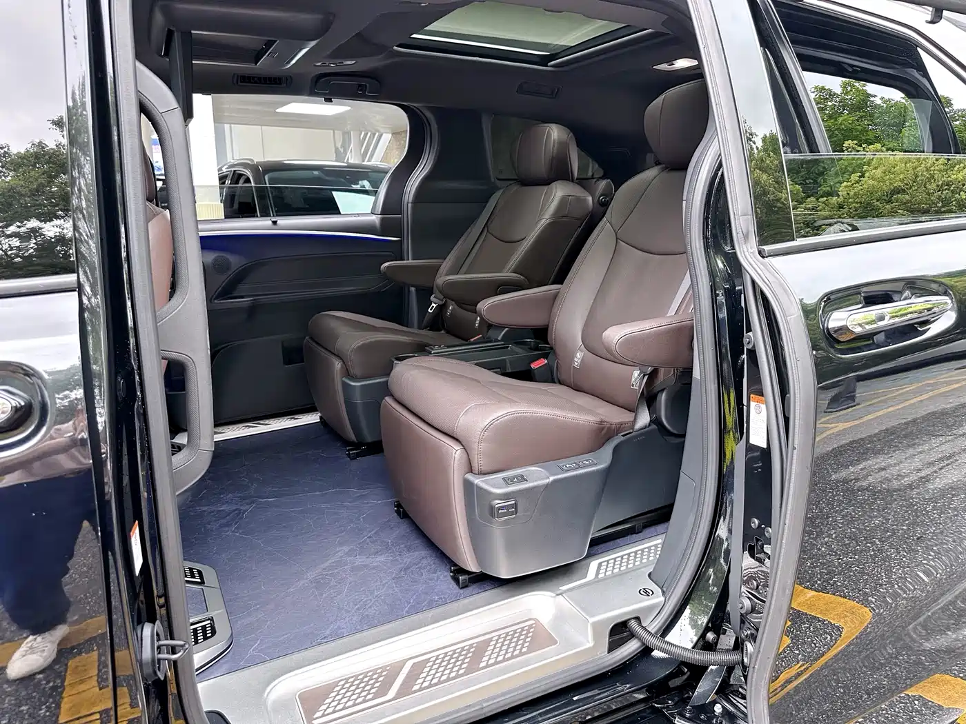 Toyota Granvia 2022 Model Year 2.5L Hybrid Flagship Edition фото 14