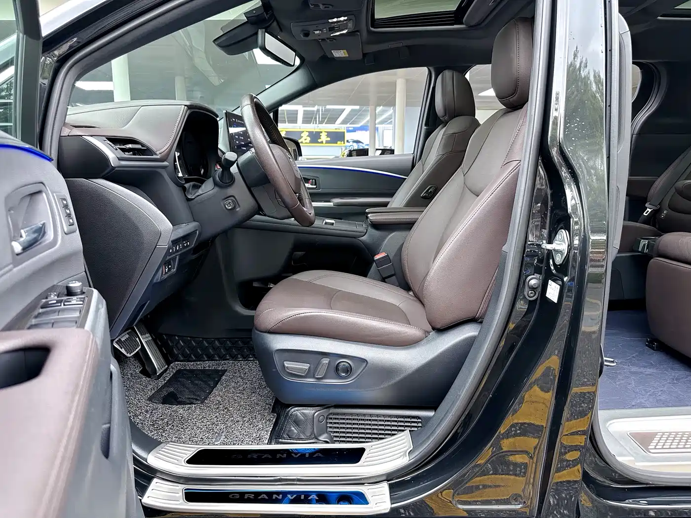 Toyota Granvia 2022 Model Year 2.5L Hybrid Flagship Edition фото 12