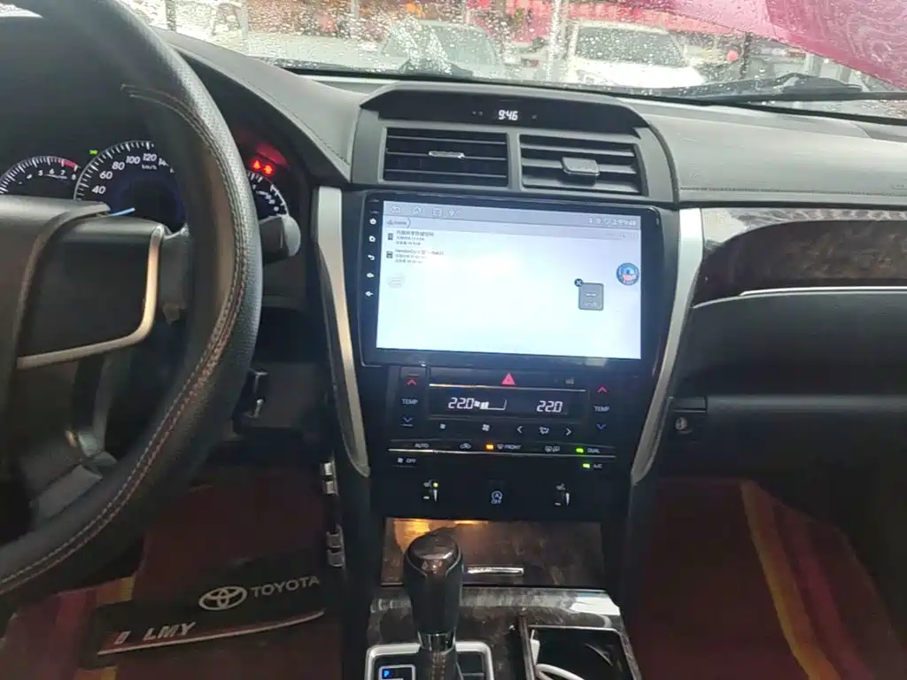 Фото 13 - Toyota Camry