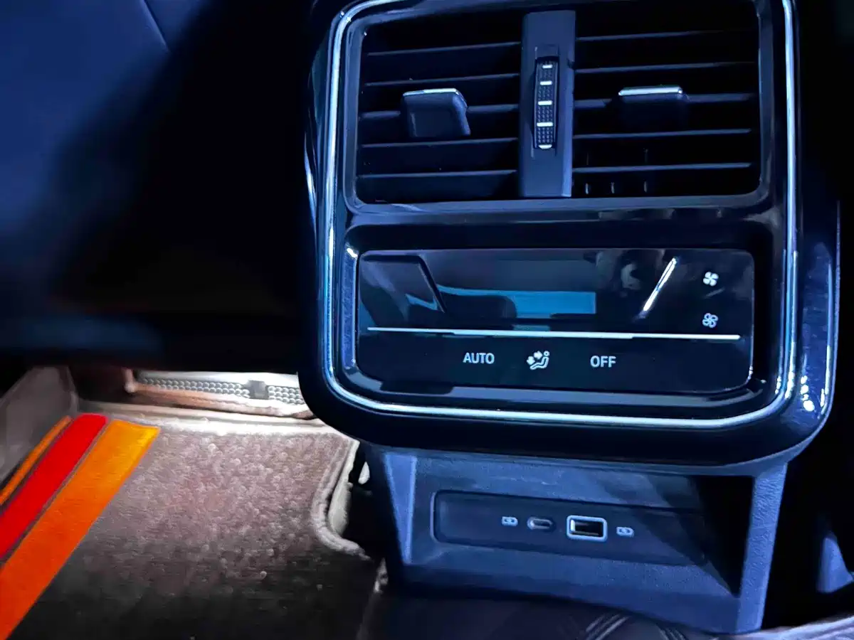Volkswagen Passat 2025 Outstanding 330TSI Starlight Elite Edition фото 16