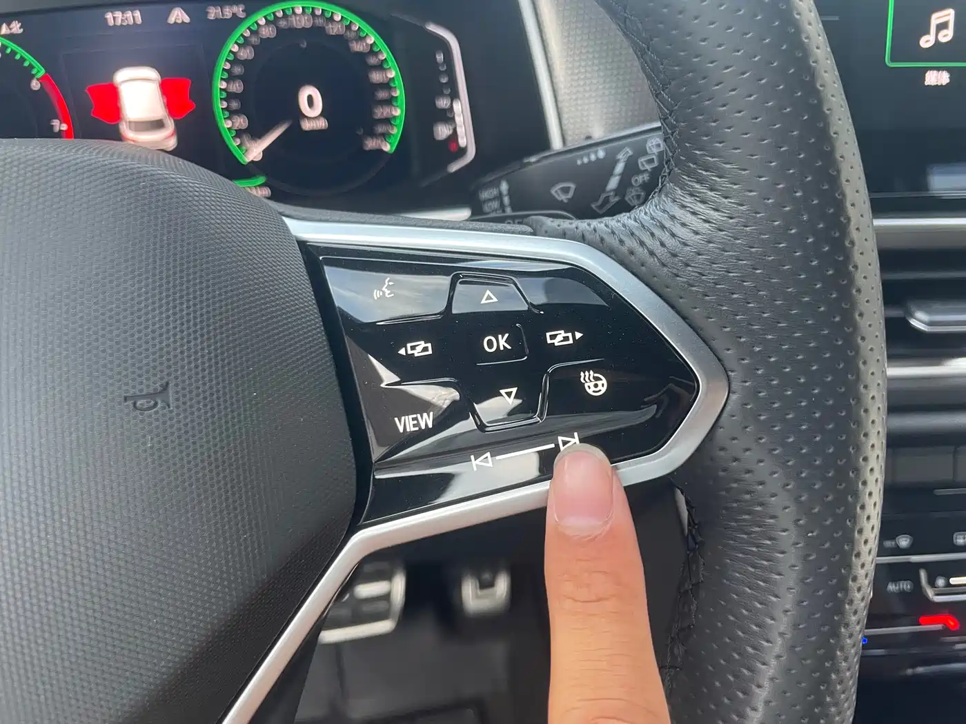 Volkswagen T-ROC 2023 300TSI DSG 2WD Starlight Edition фото 16