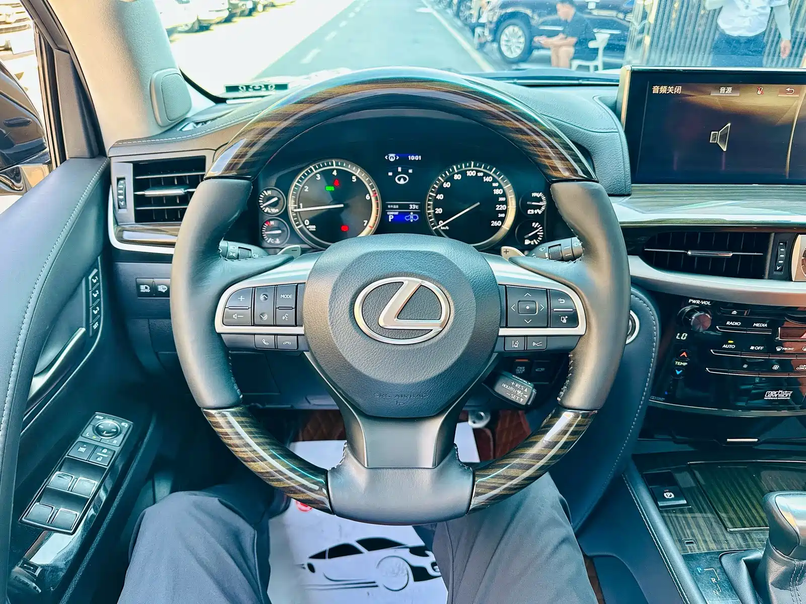 Фото 8 - Lexus LX