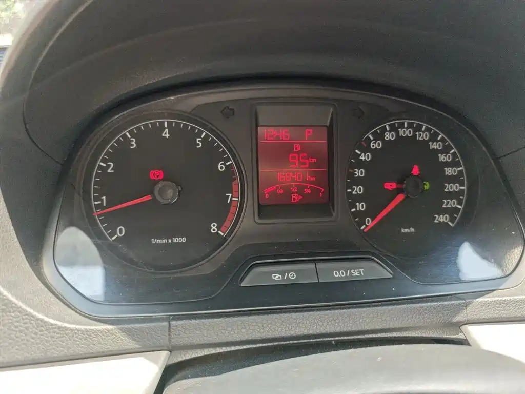 Volkswagen Jetta 2013 1.6L Automatic Comfort фото 9