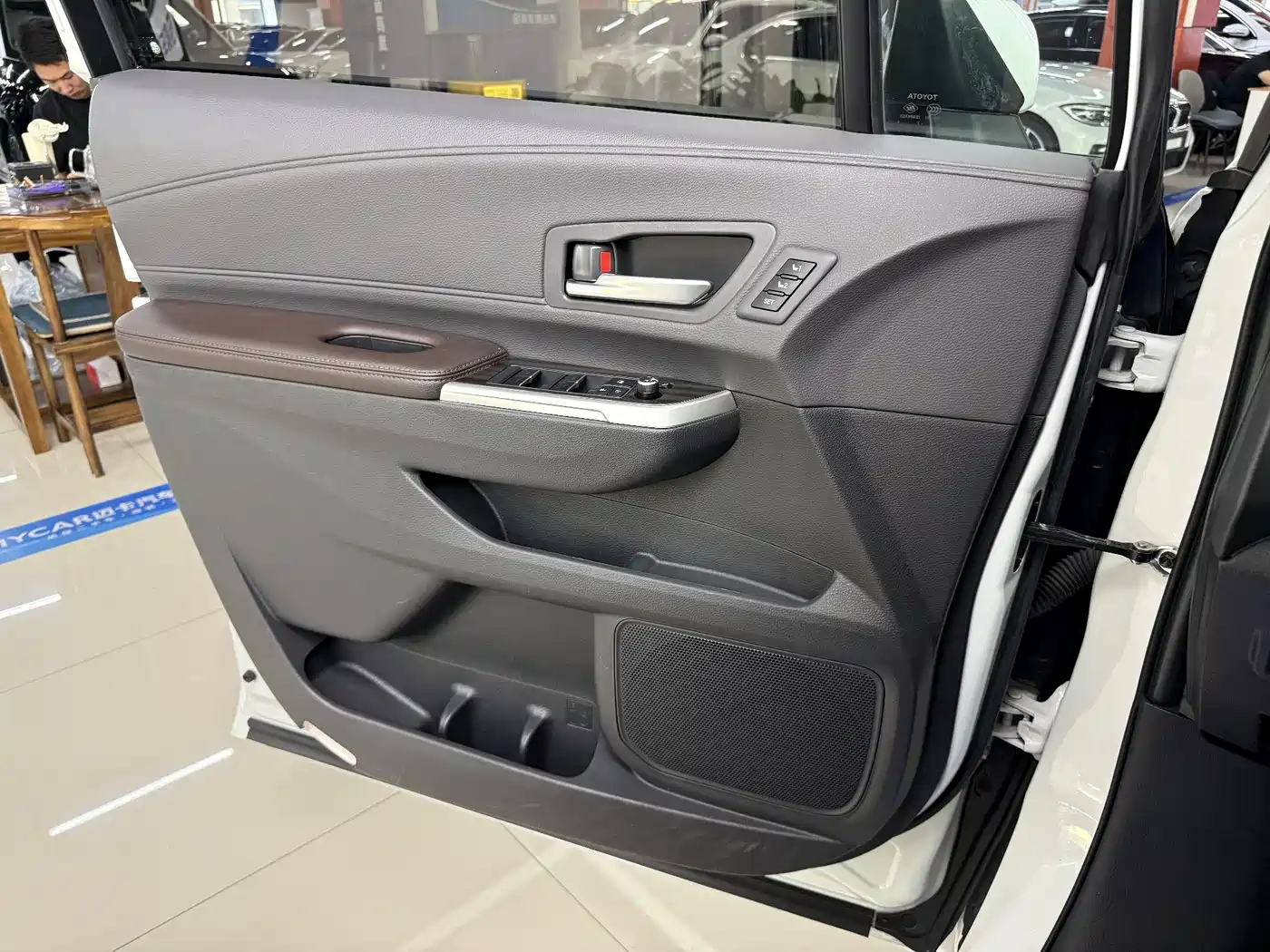 Toyota Sienna 2021 2.5L Hybrid Platinum Edition фото 12