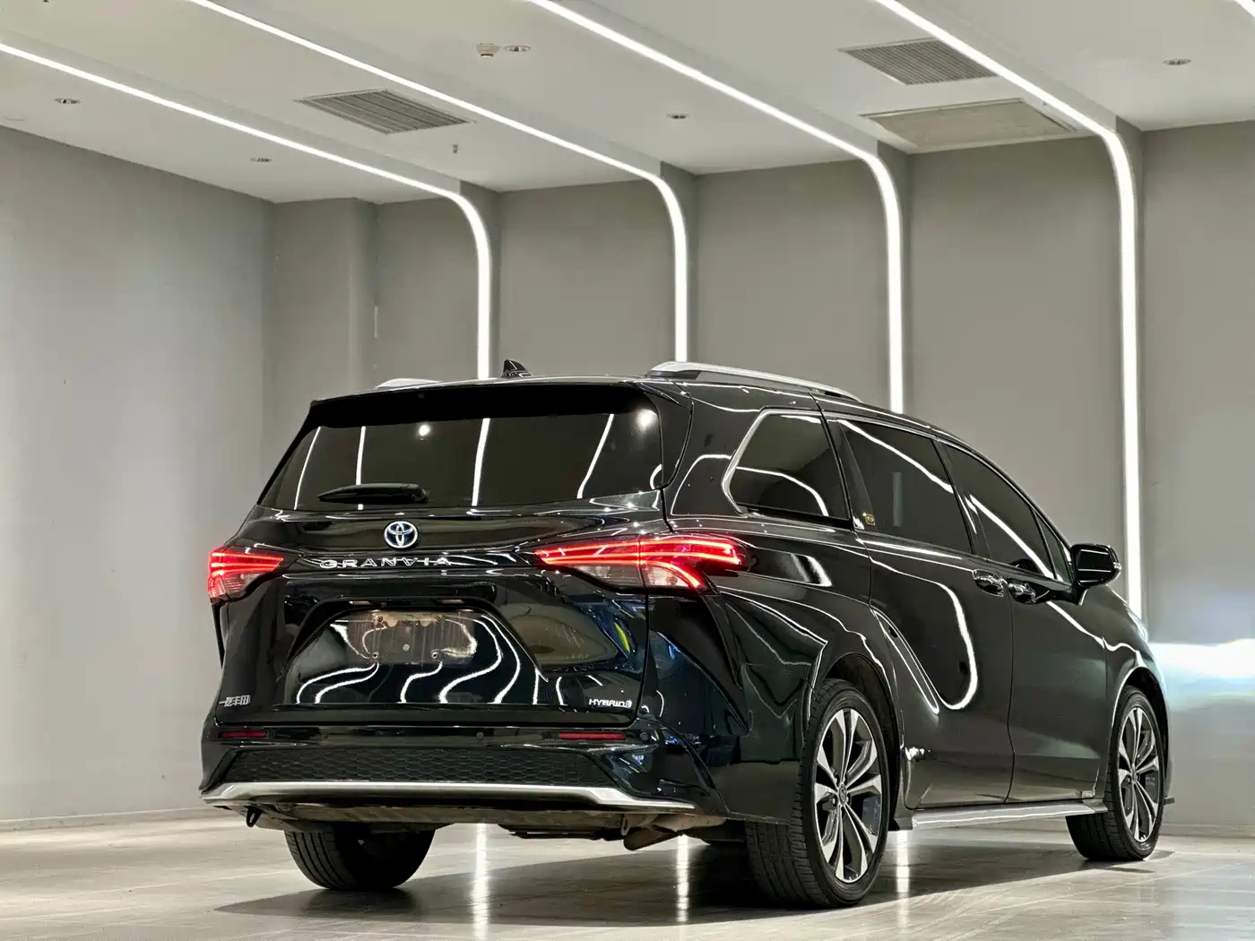 Toyota Granvia 2023 2.5L Hybrid VIP Edition фото 9