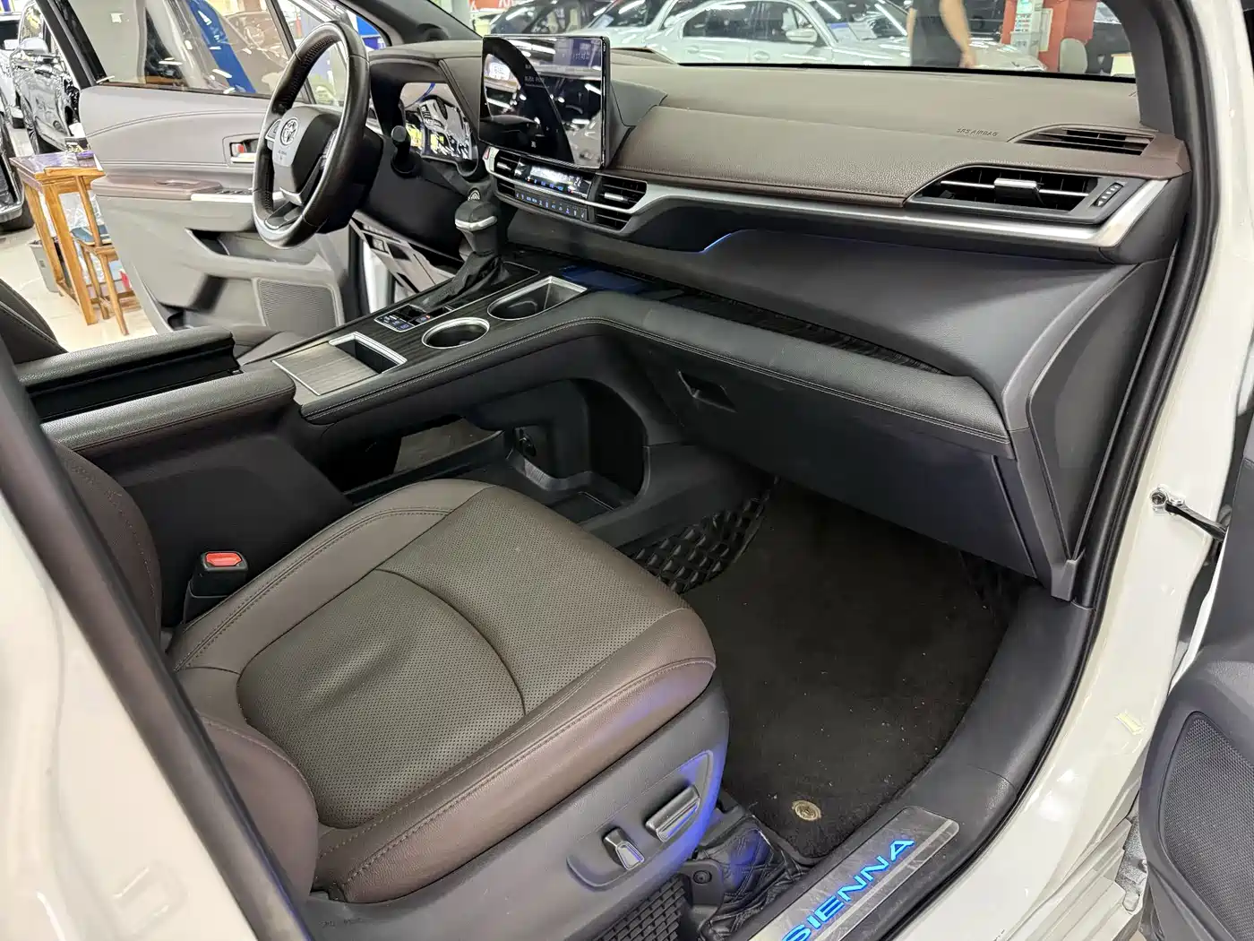 Toyota Sienna 2021 2.5L Hybrid Platinum Edition фото 17