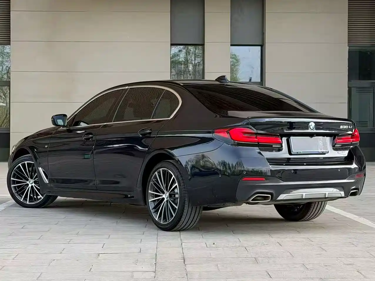 BMW 5 Series 2023 530Li Leading M Sport Package фото 4