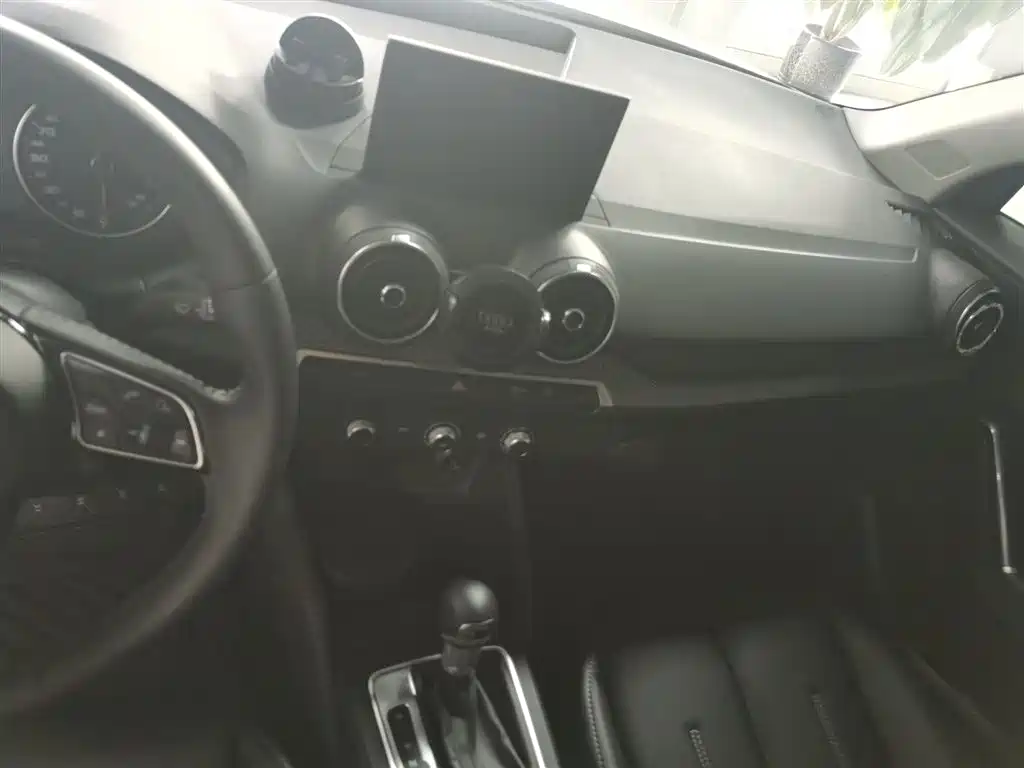Audi Q2L 2018 35 TFSI Launch Exclusive Edition China VI фото 5