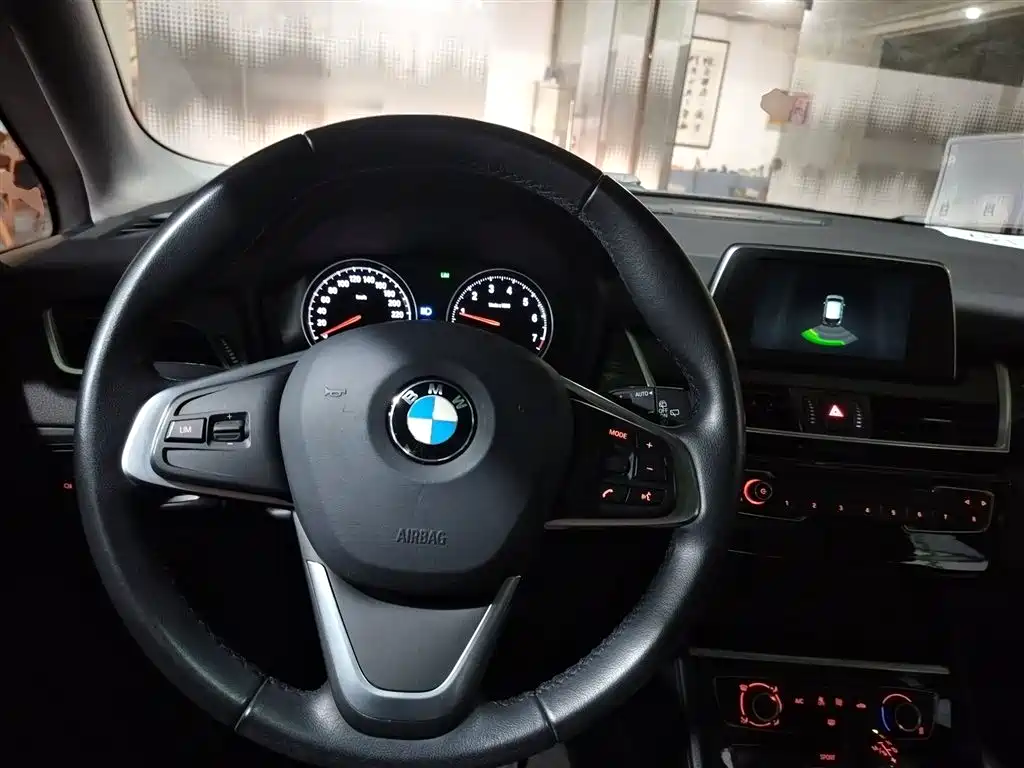 BMW 2 Series Touring 2018 218i Sport Line фото 8