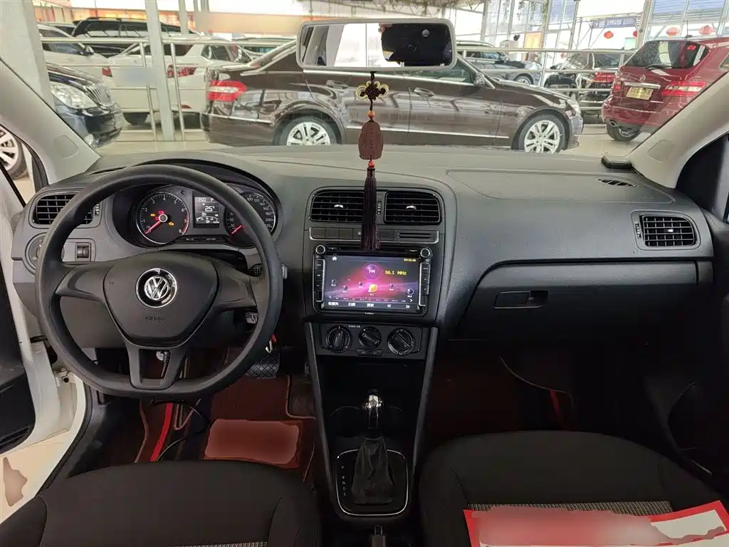 Volkswagen Polo 2016 1.4L Automatic Trend фото 10