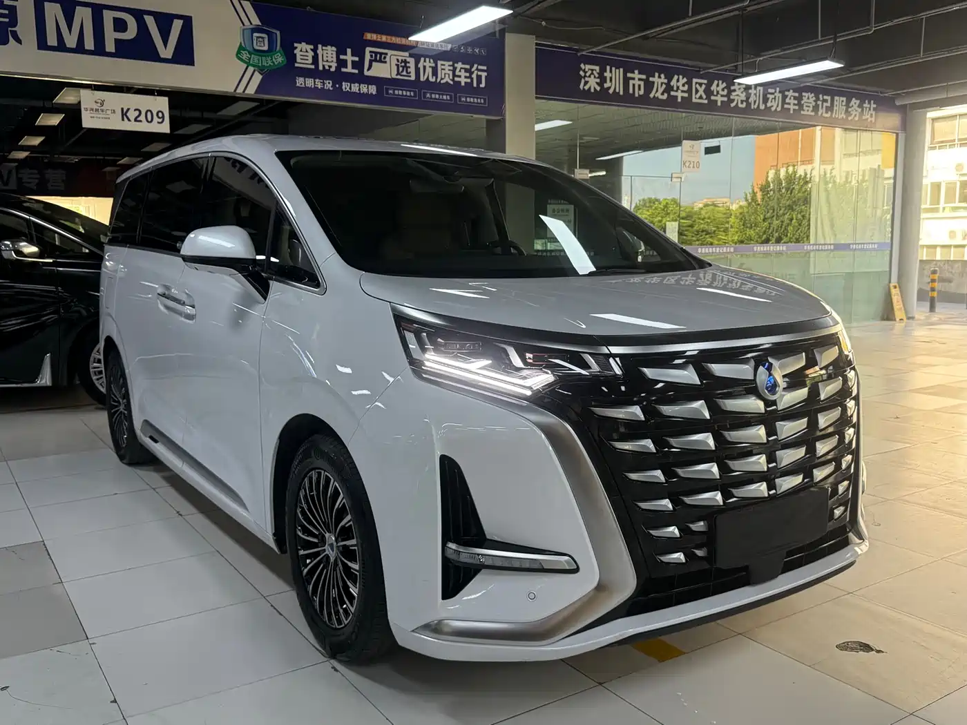 Denza D9 2024 DM-i 1050 Premium фото 3