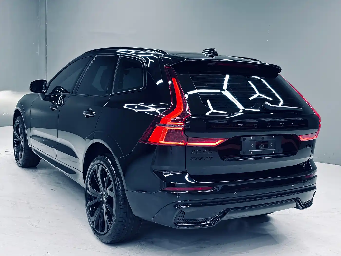 Volvo XC60 2026 Model B5 AWD Ultimate Midnight Black фото 3