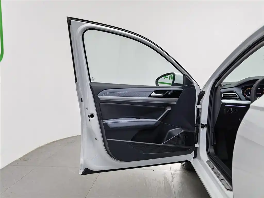 Volkswagen Lavida 2023 1.5L Auto Five Million Edition фото 8
