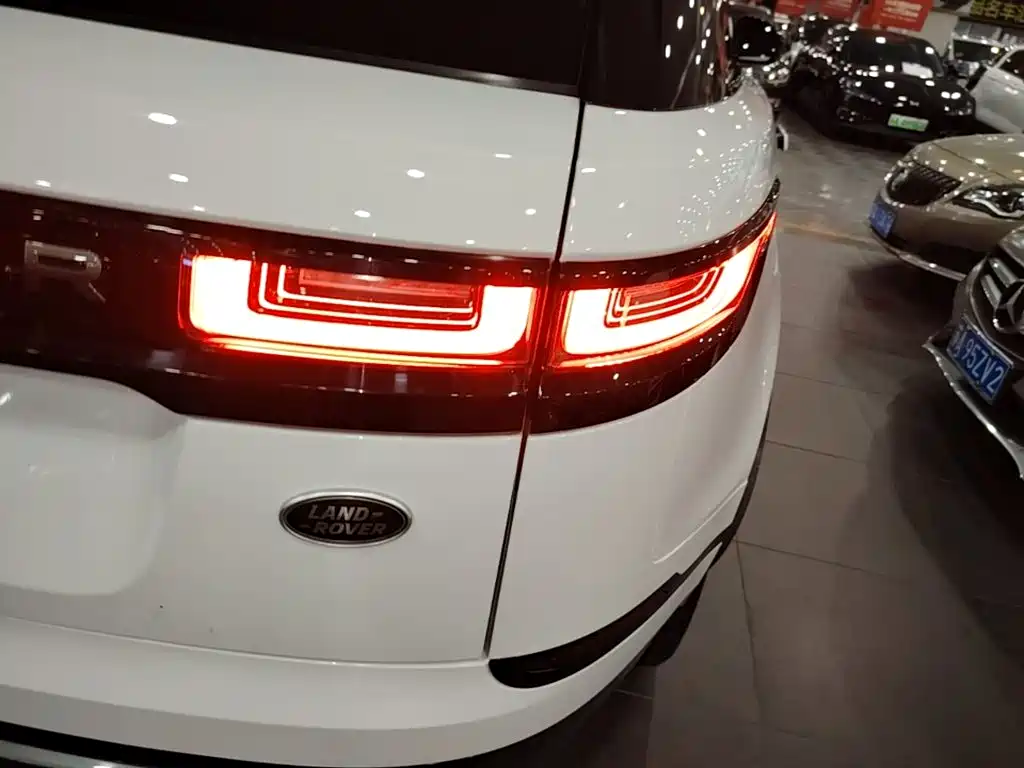 Фото 8 - Land Rover Range Rover Velar
