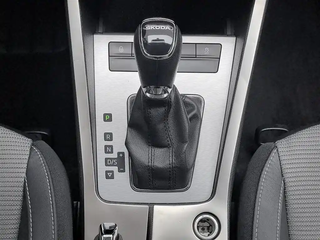 Škoda Octavia 2017 1.6L Automatic Pioneer Edition фото 13