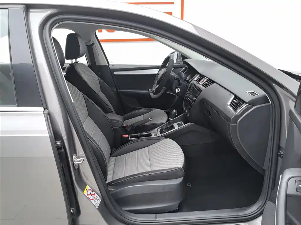 Škoda Octavia 2017 1.6L Automatic Pioneer Edition фото 23