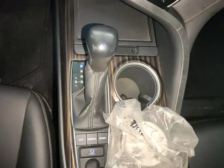 Toyota Camry 2018 2.5G Luxury Edition фото 16