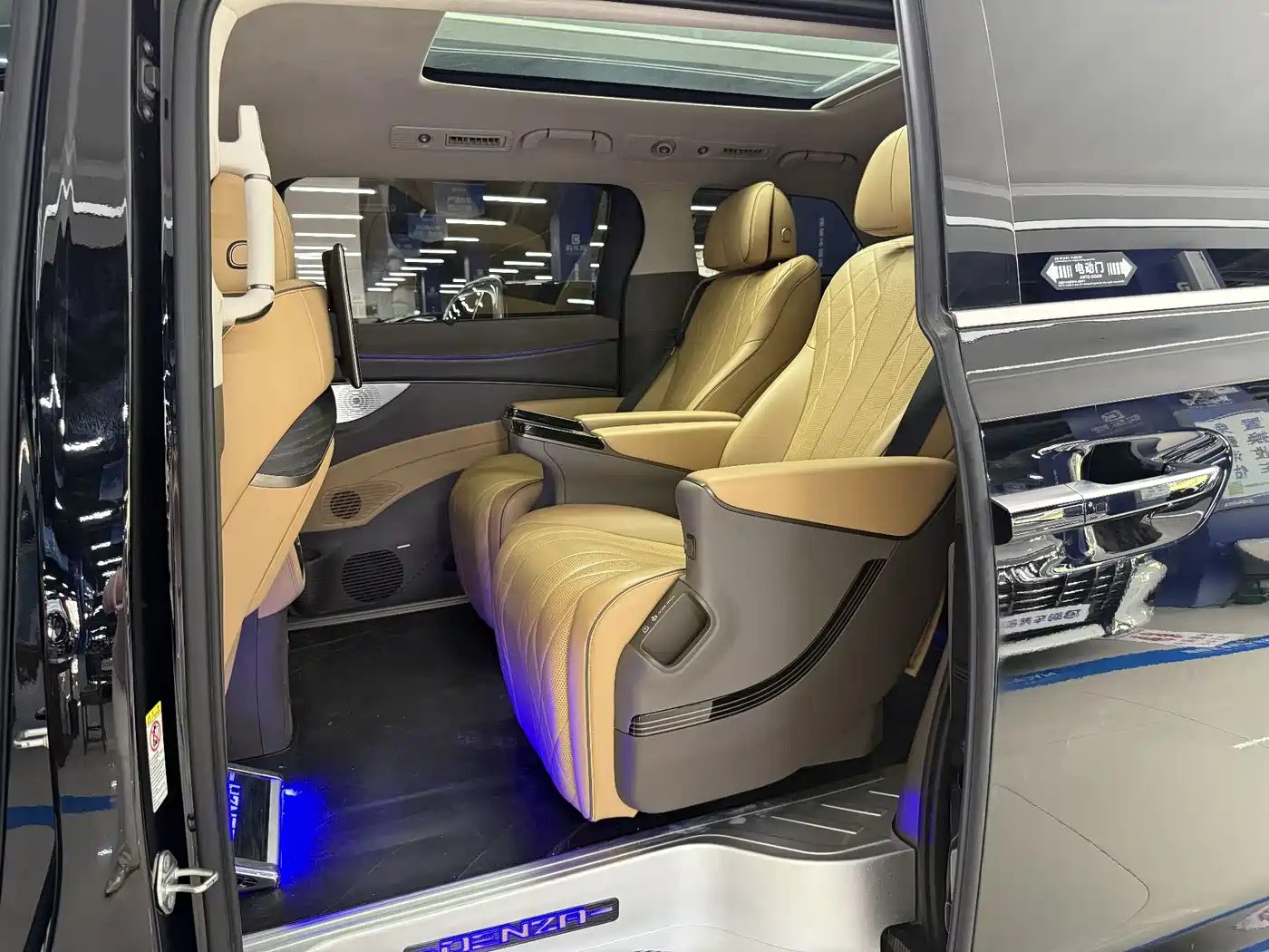 Denza D9 2022 DM-i 970 AWD Flagship фото 8