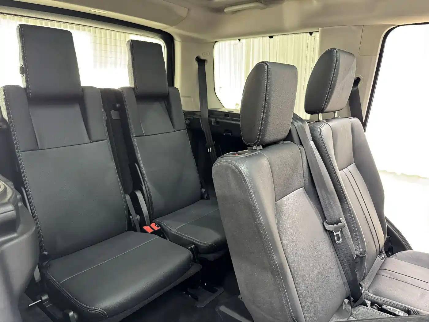 Land Rover Discovery 2015 3.0 SC V6 SE фото 15