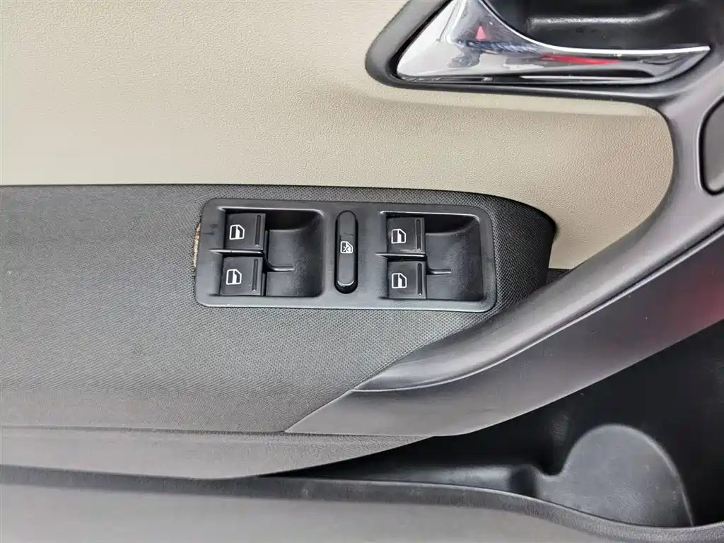 Volkswagen Polo 2012 1.6L Cross Polo AT фото 9