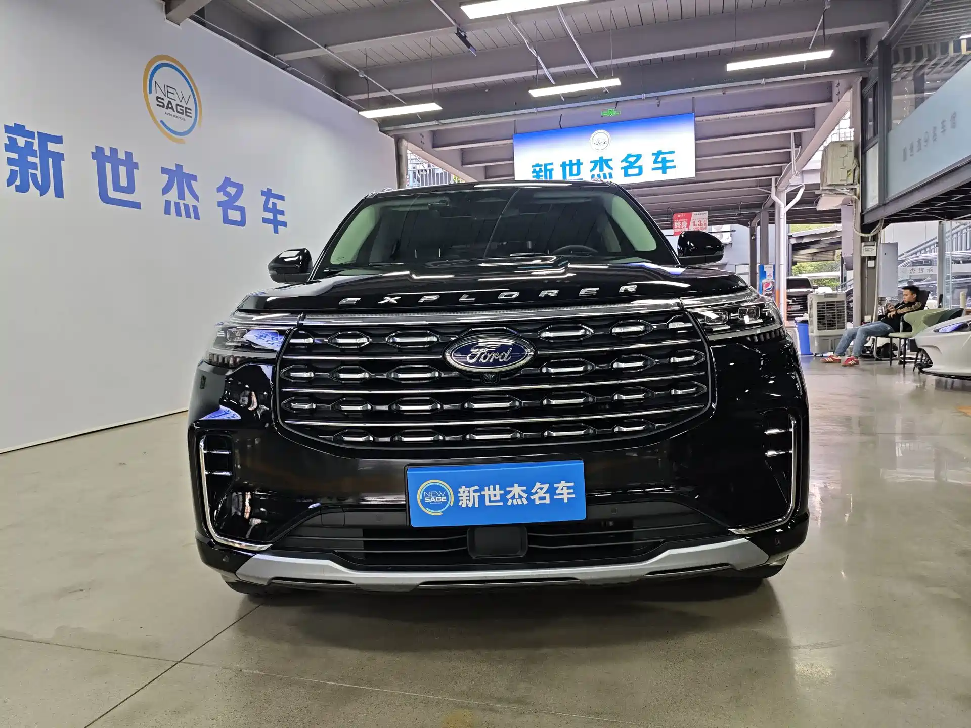 Фото 2 - Ford Explorer
