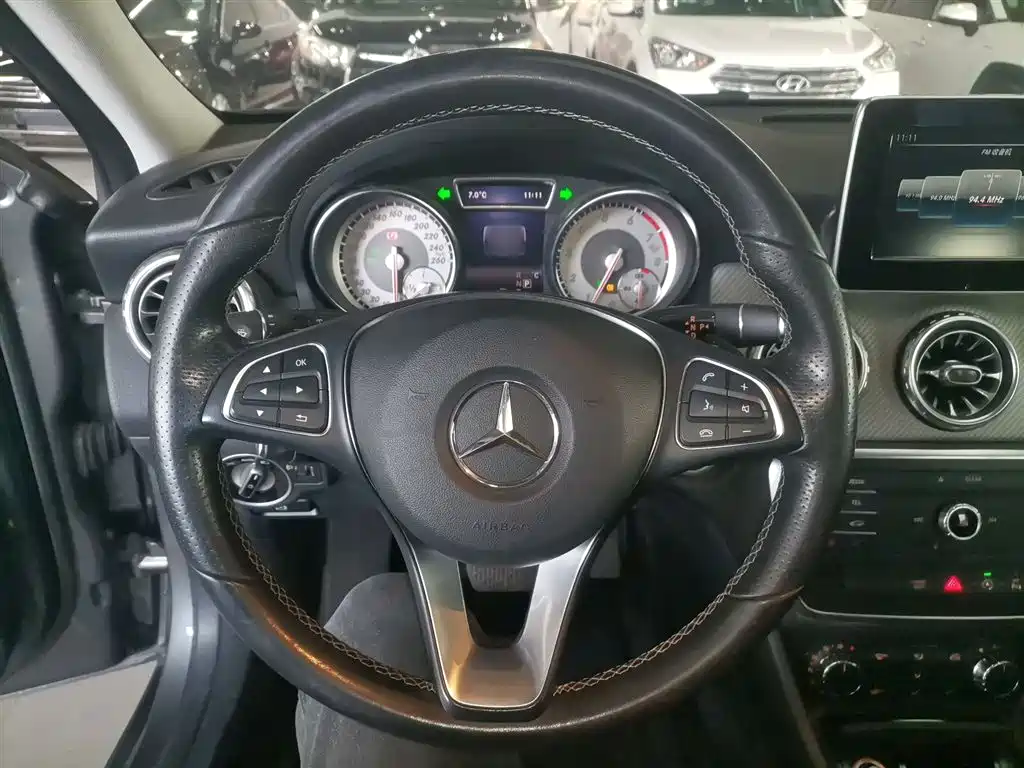 Mercedes-Benz GLA 2016 GLA 200 Dynamic фото 11
