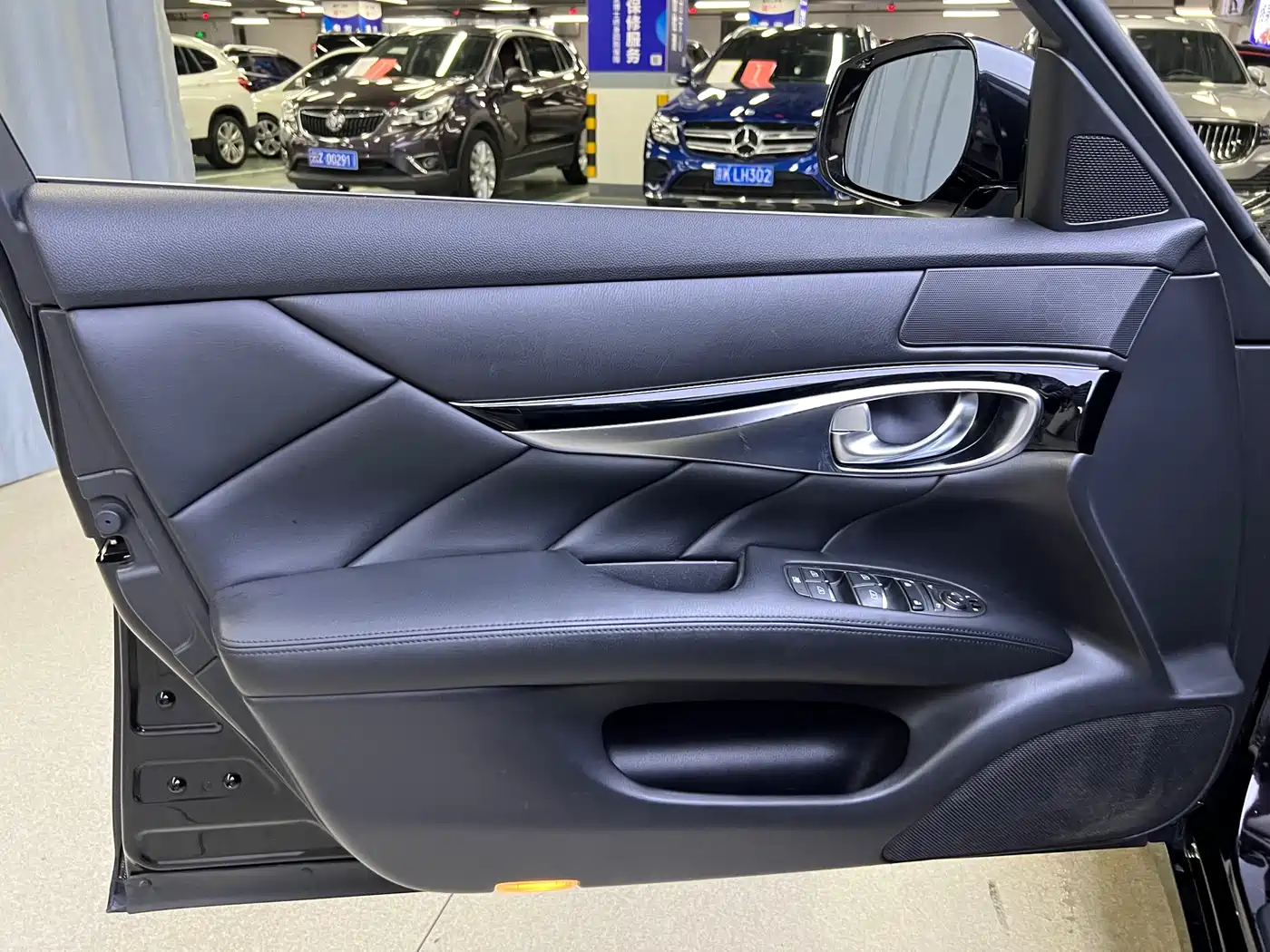 Photo 10 - Infiniti Q70