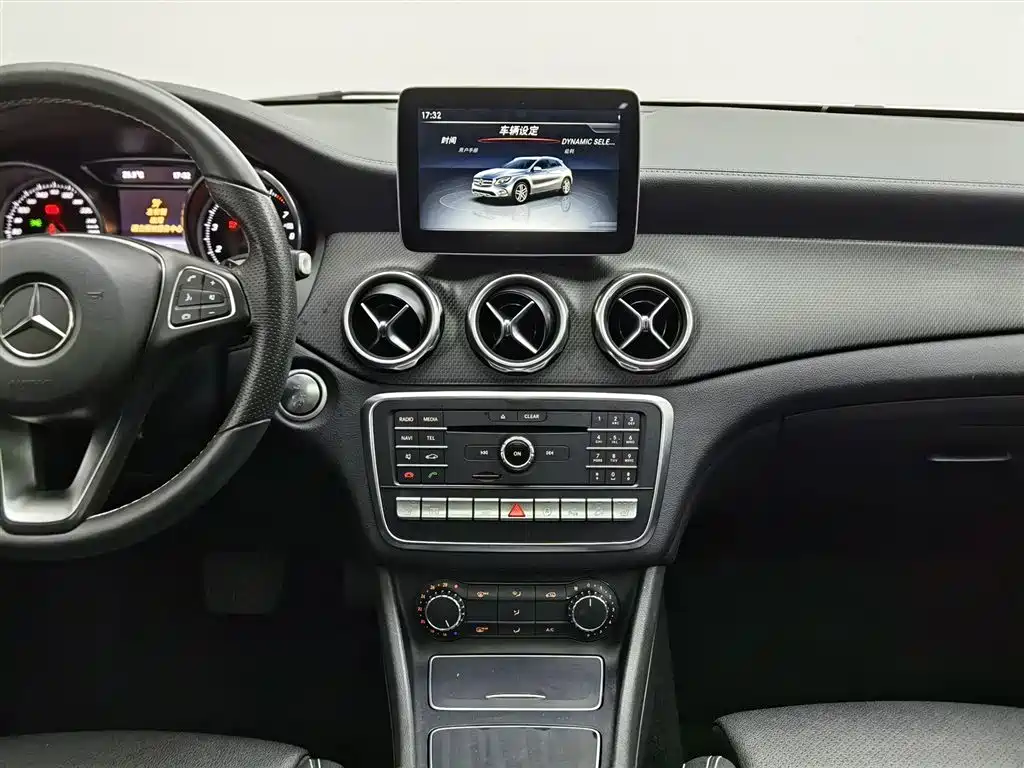 Mercedes-Benz GLA 2017 GLA 220 4MATIC Fashion фото 12
