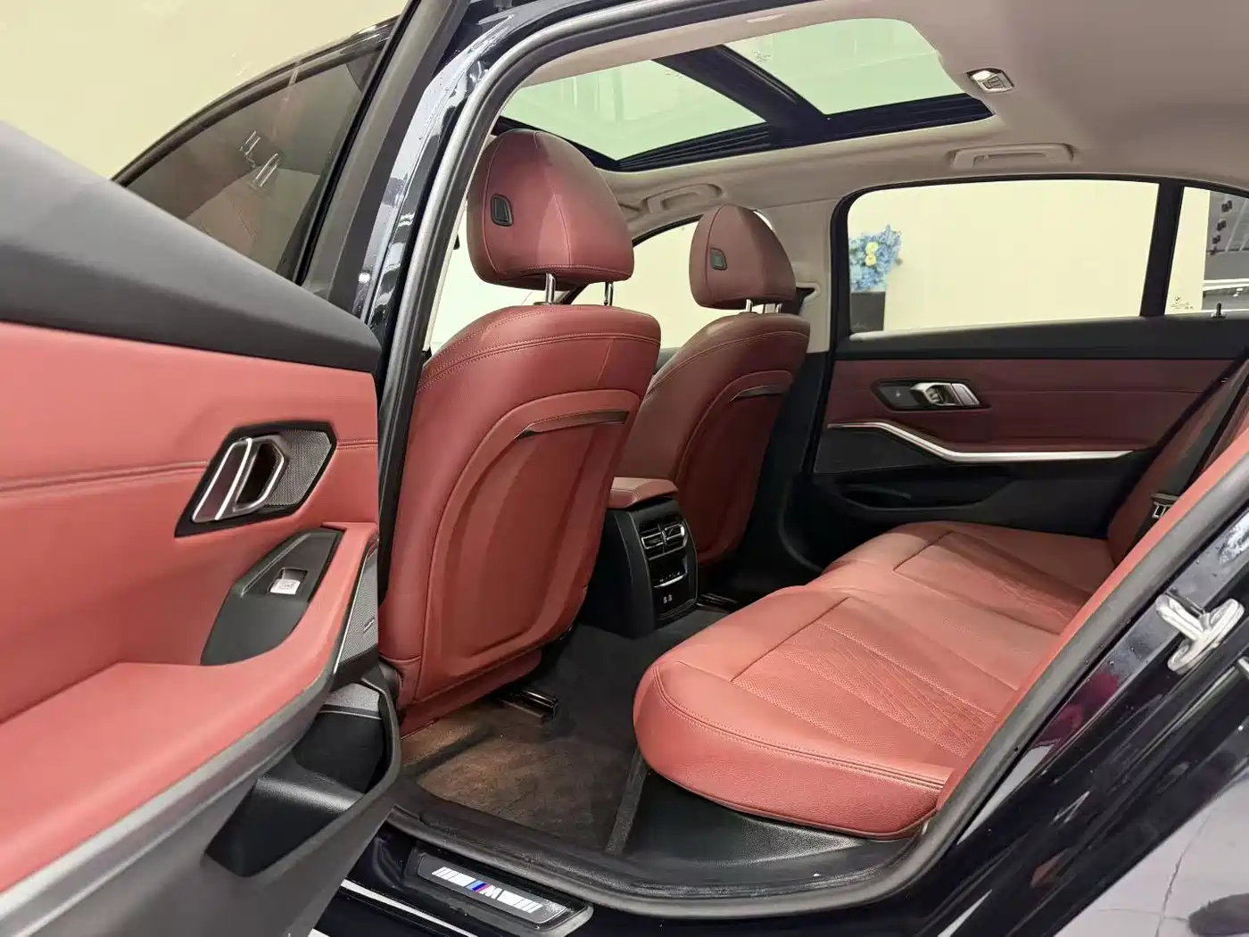 BMW 3 Series 2025 330Li M Sport Night Edition фото 6