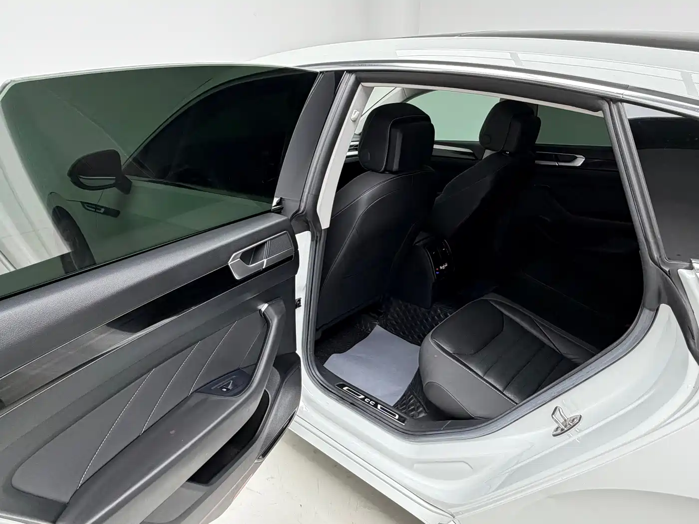 Volkswagen FAW-Volkswagen CC 2021 380TSI Eye-catching Edition 30th Anniversary фото 16