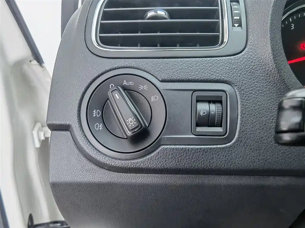 Volkswagen Polo 2014 1.6L Automatic Comfort Edition фото 21