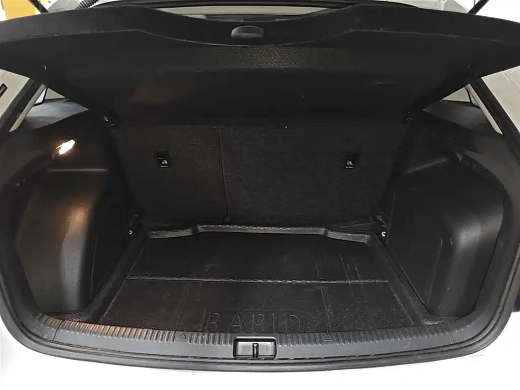 Škoda Skoda Rapid Spaceback 2016 Facelift 1.6L Automatic Innovation Edition фото 19