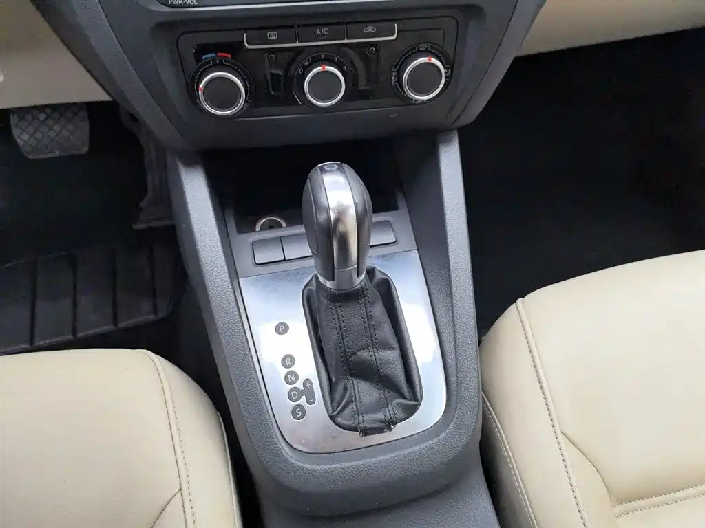 Volkswagen Sagitar 2012 1.6L Automatic Comfort Type фото 13