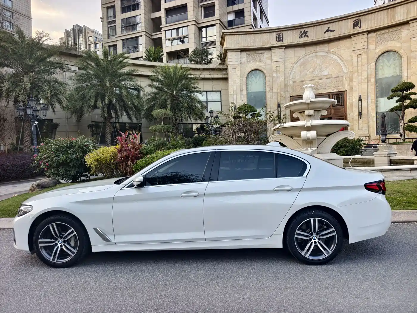 BMW 5 Series 2022 530Li Leading Luxury Package фото 4