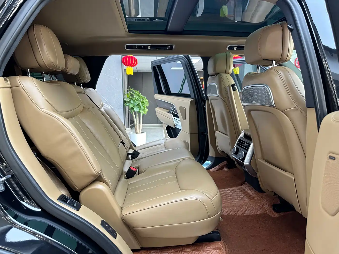 Land Rover Range Rover 2023 3.0 L6 400PS Golden Age 7-Seater Long Wheelbase фото 10