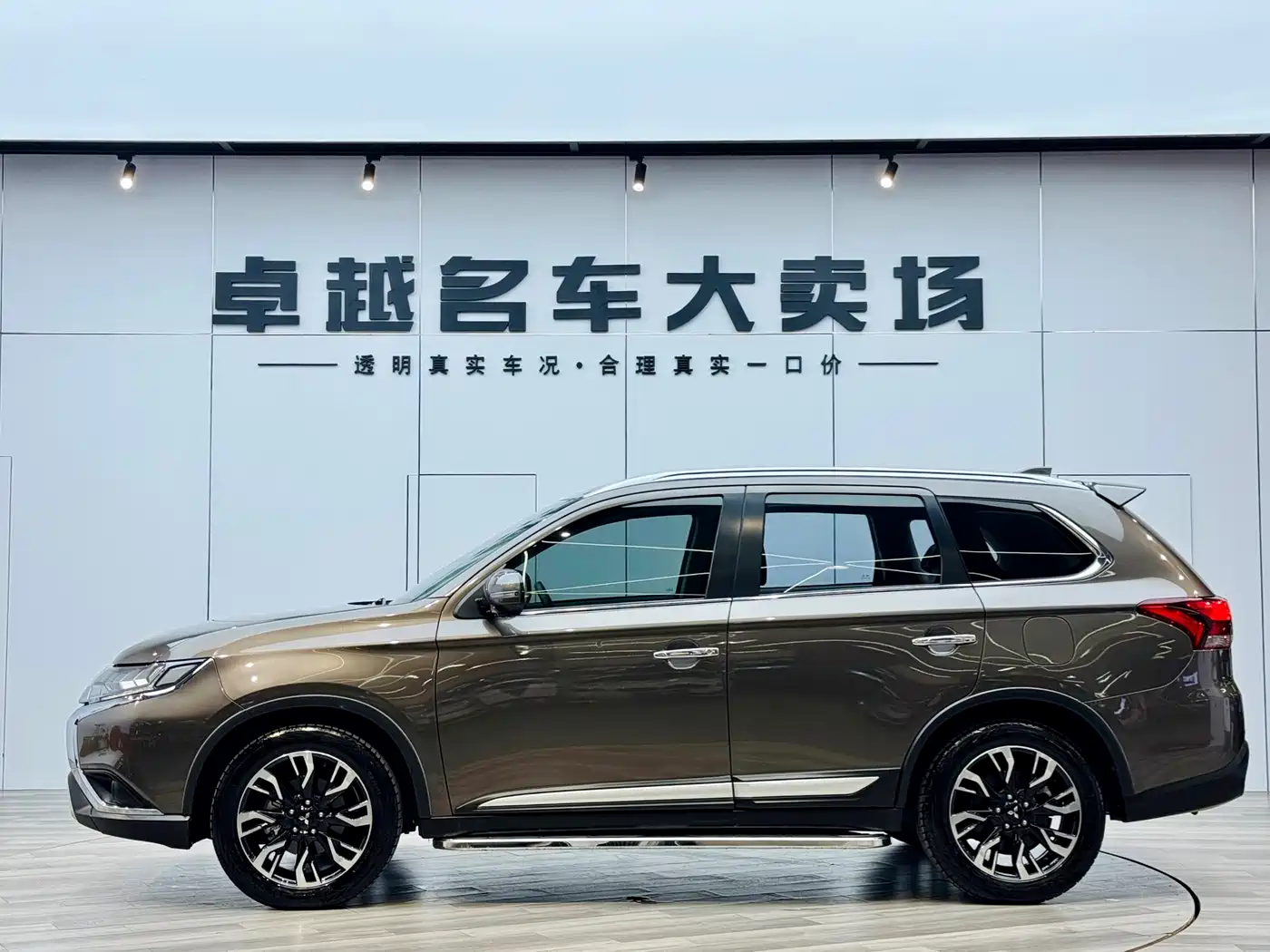 Mitsubishi Outlander 2019 2.4L 4WD Deluxe Edition 7-seater China V фото 4