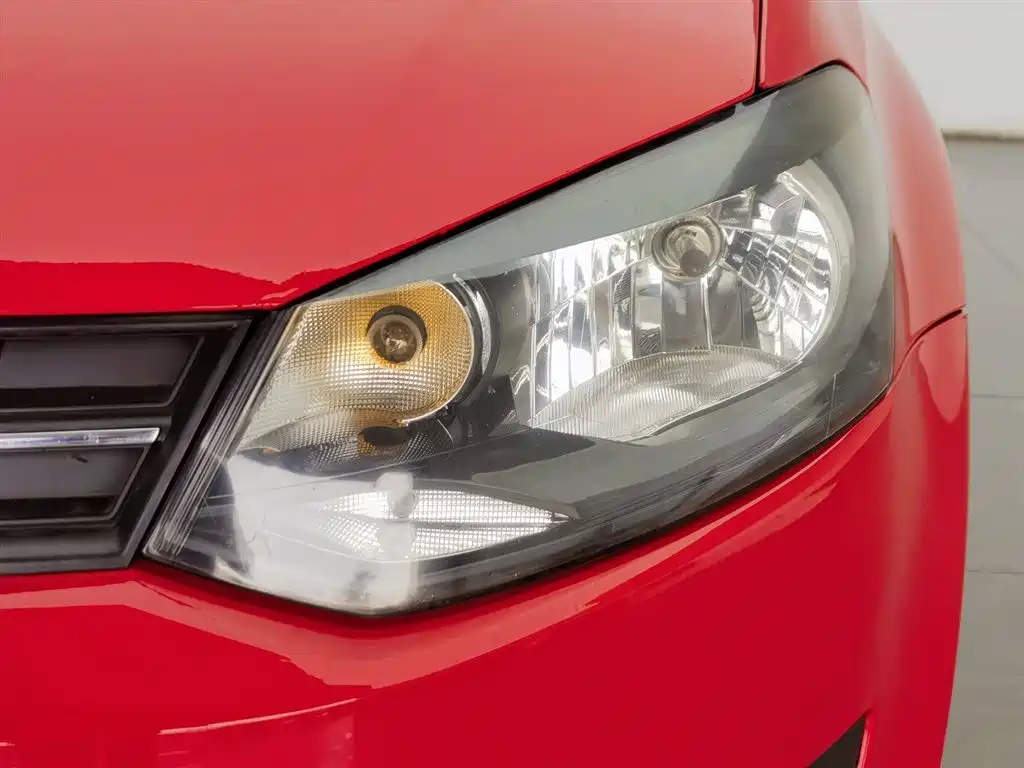 Volkswagen Polo 2013 1.4L Manual Trend Edition фото 7