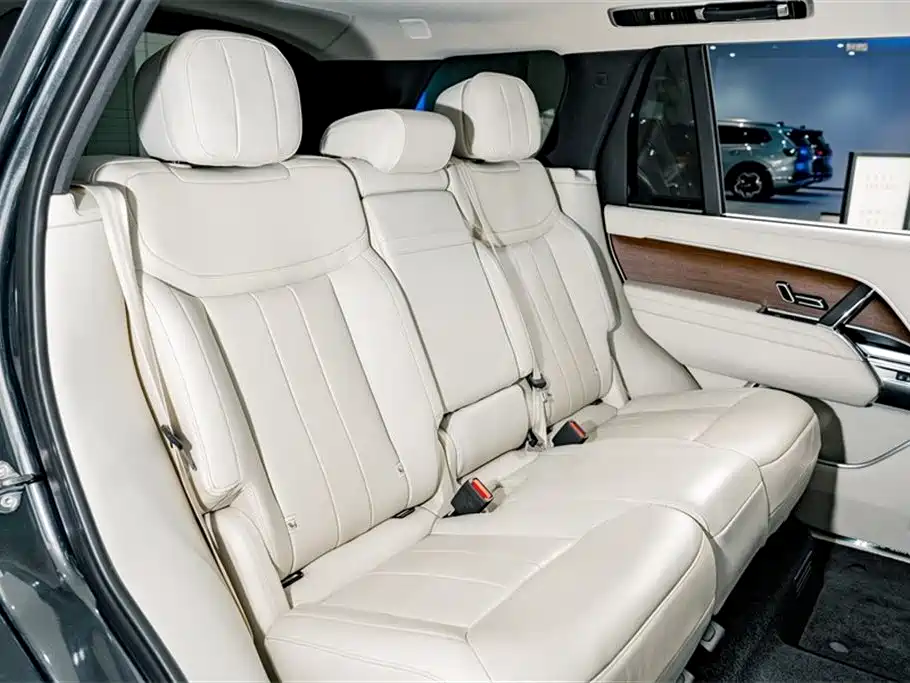 Land Rover Range Rover 2024 3.0 L6 400PS Genesis Extended фото 24