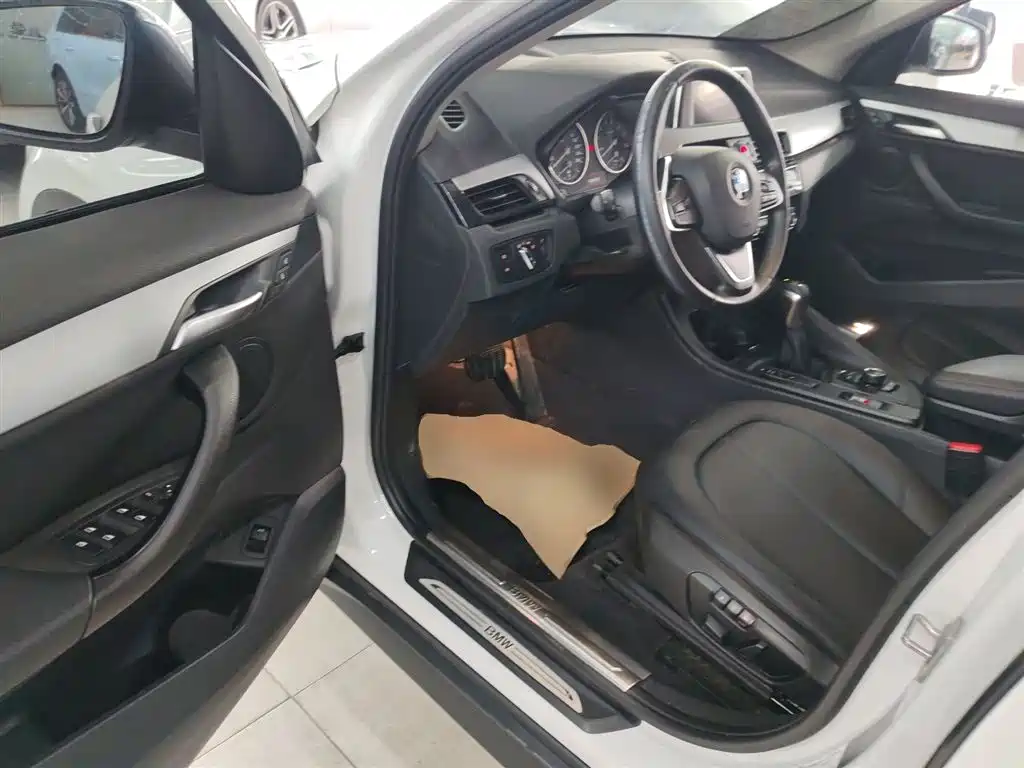 BMW X1 2016 sDrive18Li Premium Model фото 16