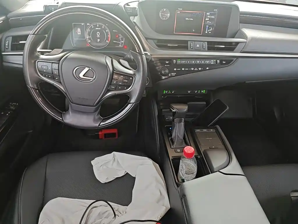 Фото 10 - Lexus ES
