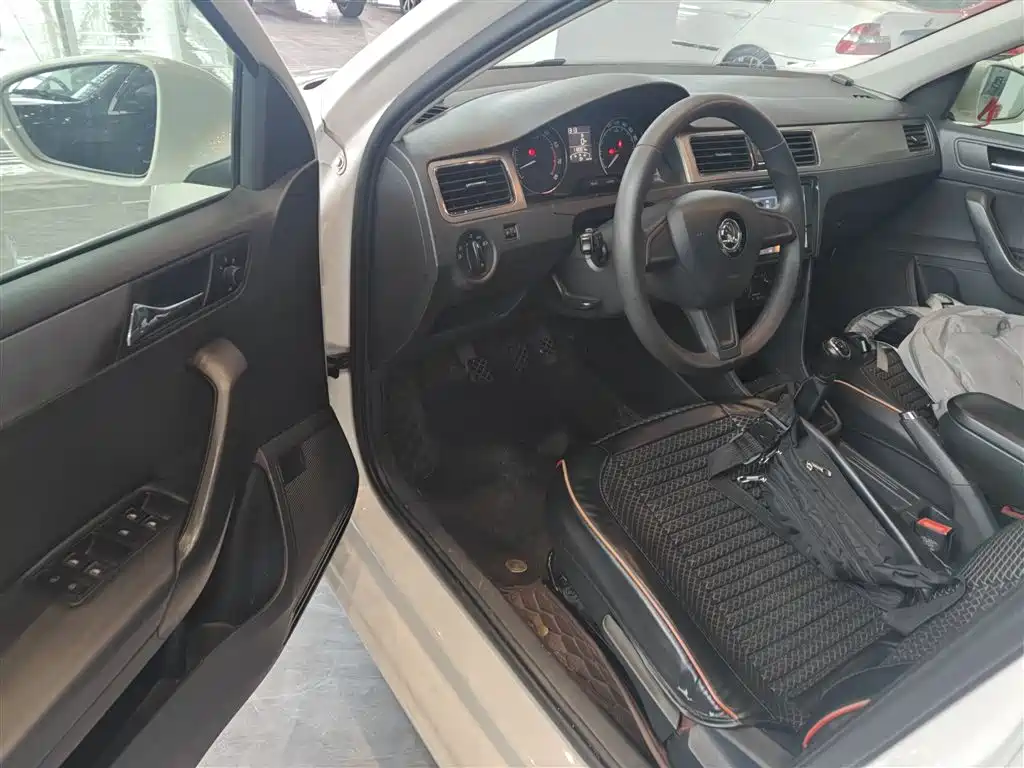 Škoda Skoda Rapid Spaceback 2016 1.6L Manual Pioneer Edition фото 12