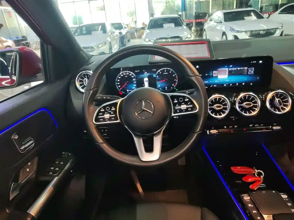 MERCEDES-BENZ GLA