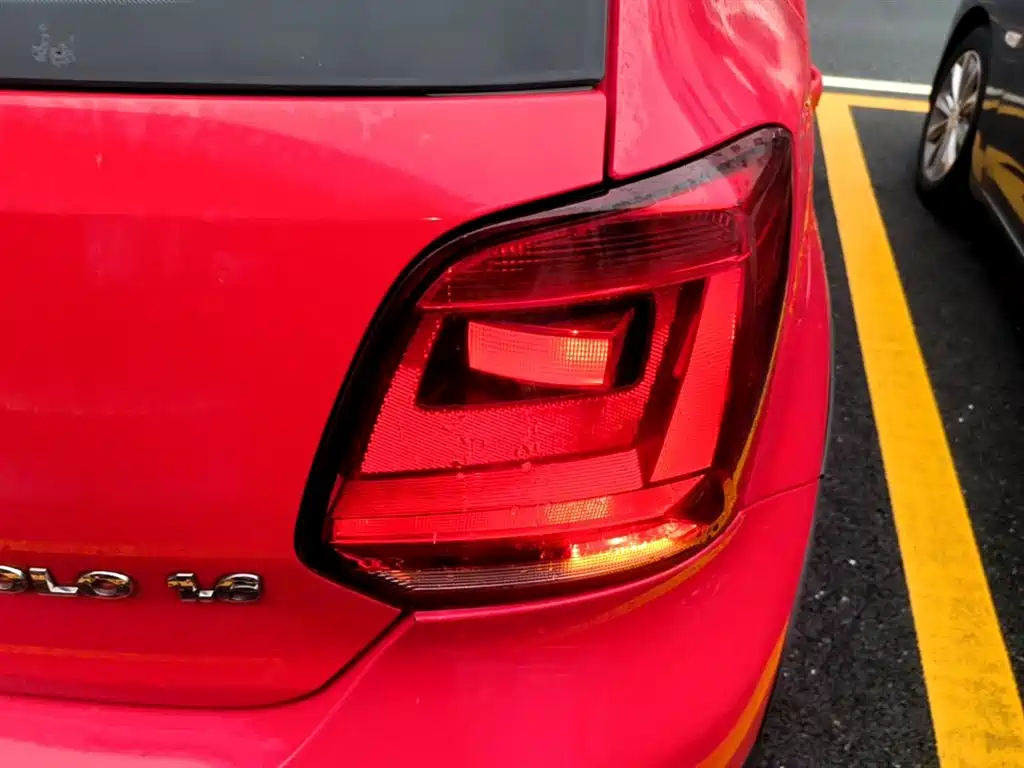 Volkswagen Polo 2014 1.6L Cross Polo Automatic фото 8