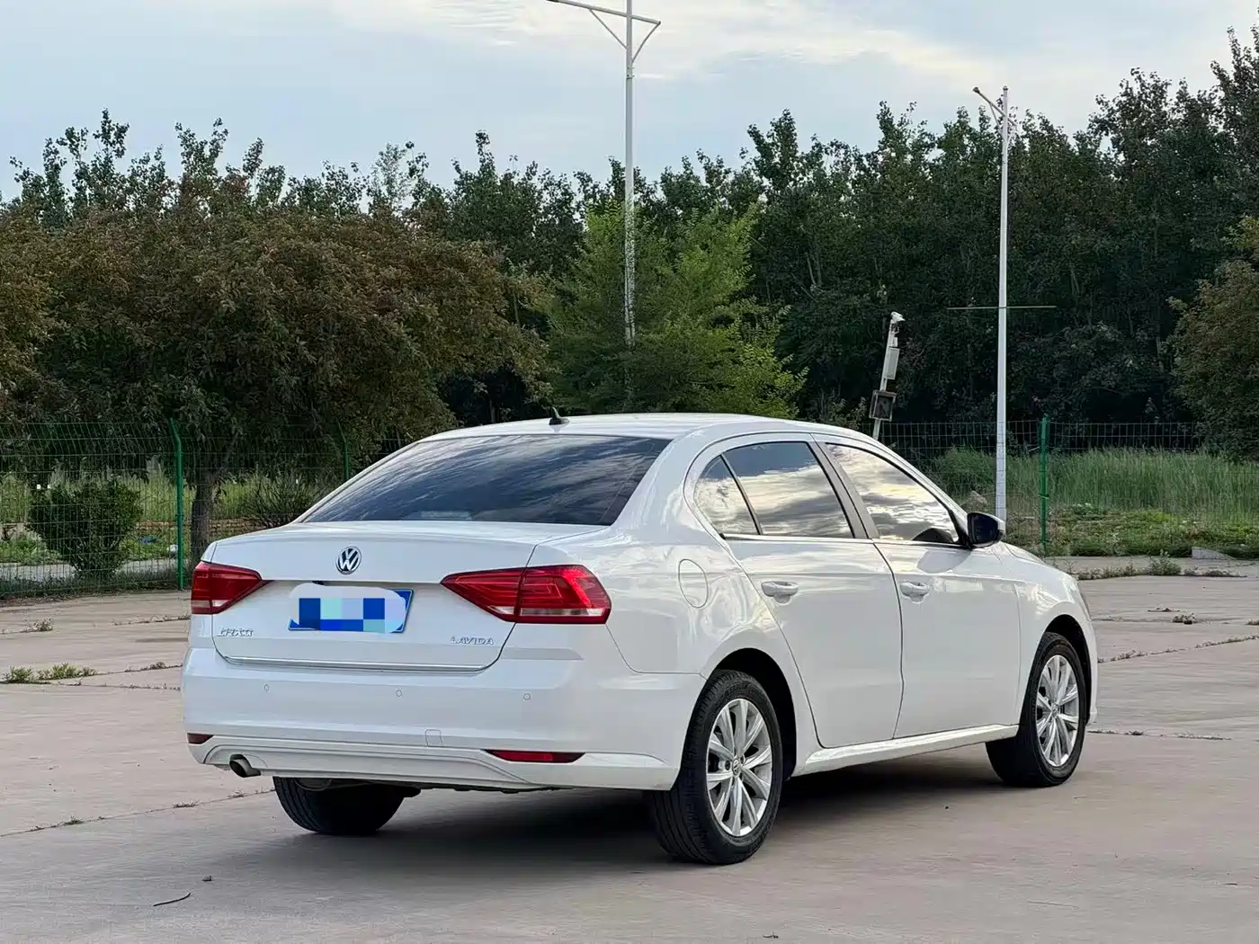 Volkswagen Lavida 2017 1.6L Automatic Comfort Edition фото 4