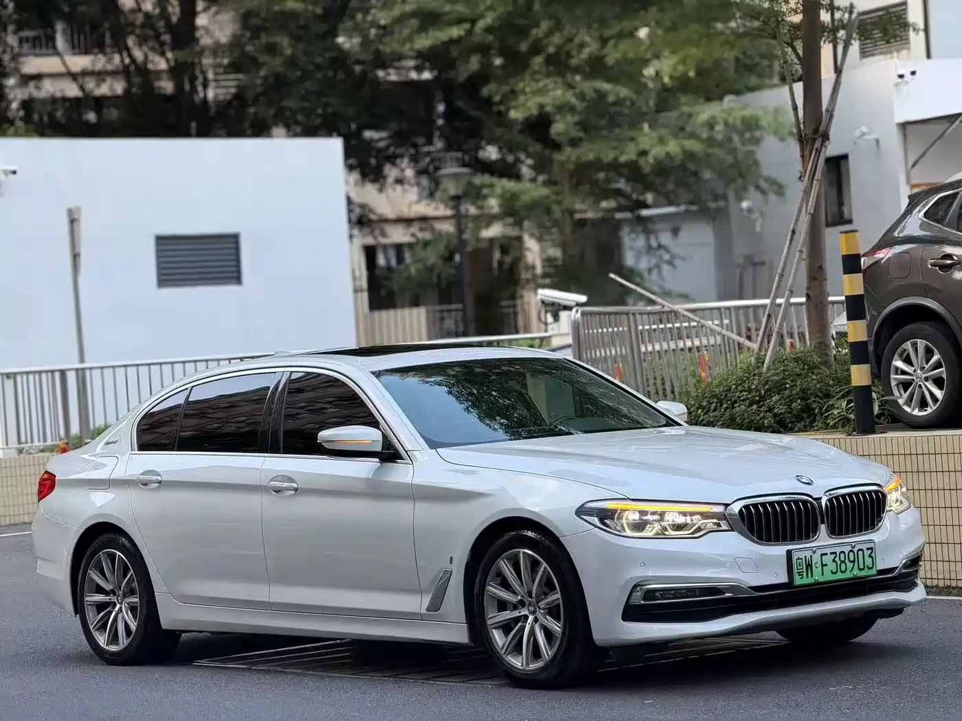 BMW 5 Series New Energy 2019 530Le Luxury Package фото 2