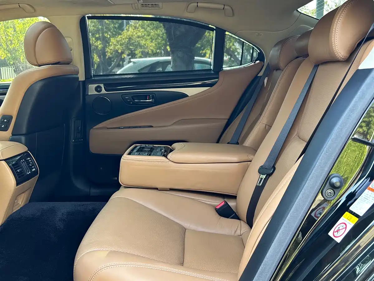 Фото 8 - Lexus LS