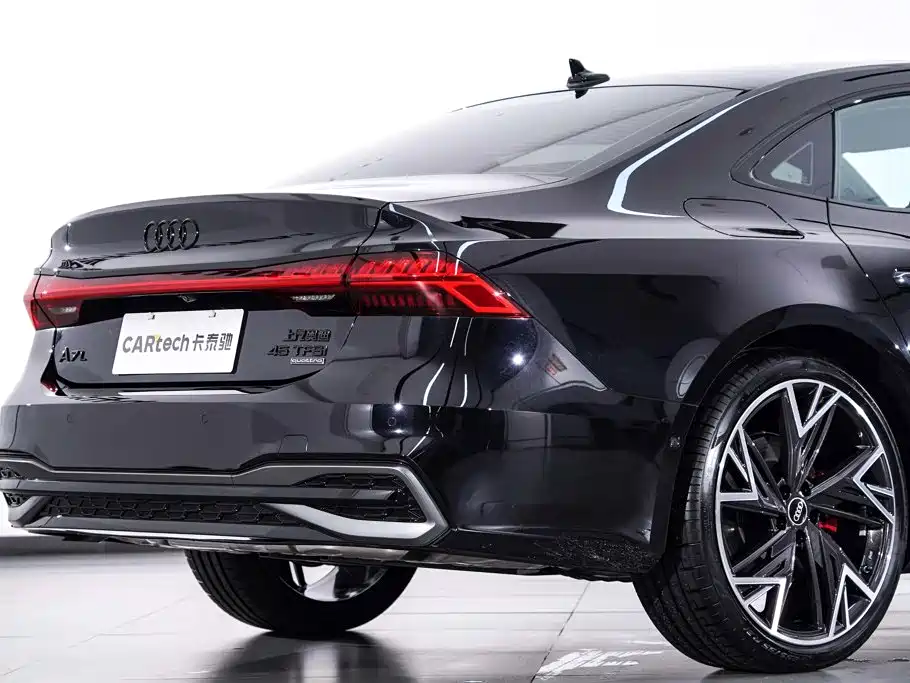 Фото 9 - Audi A7L