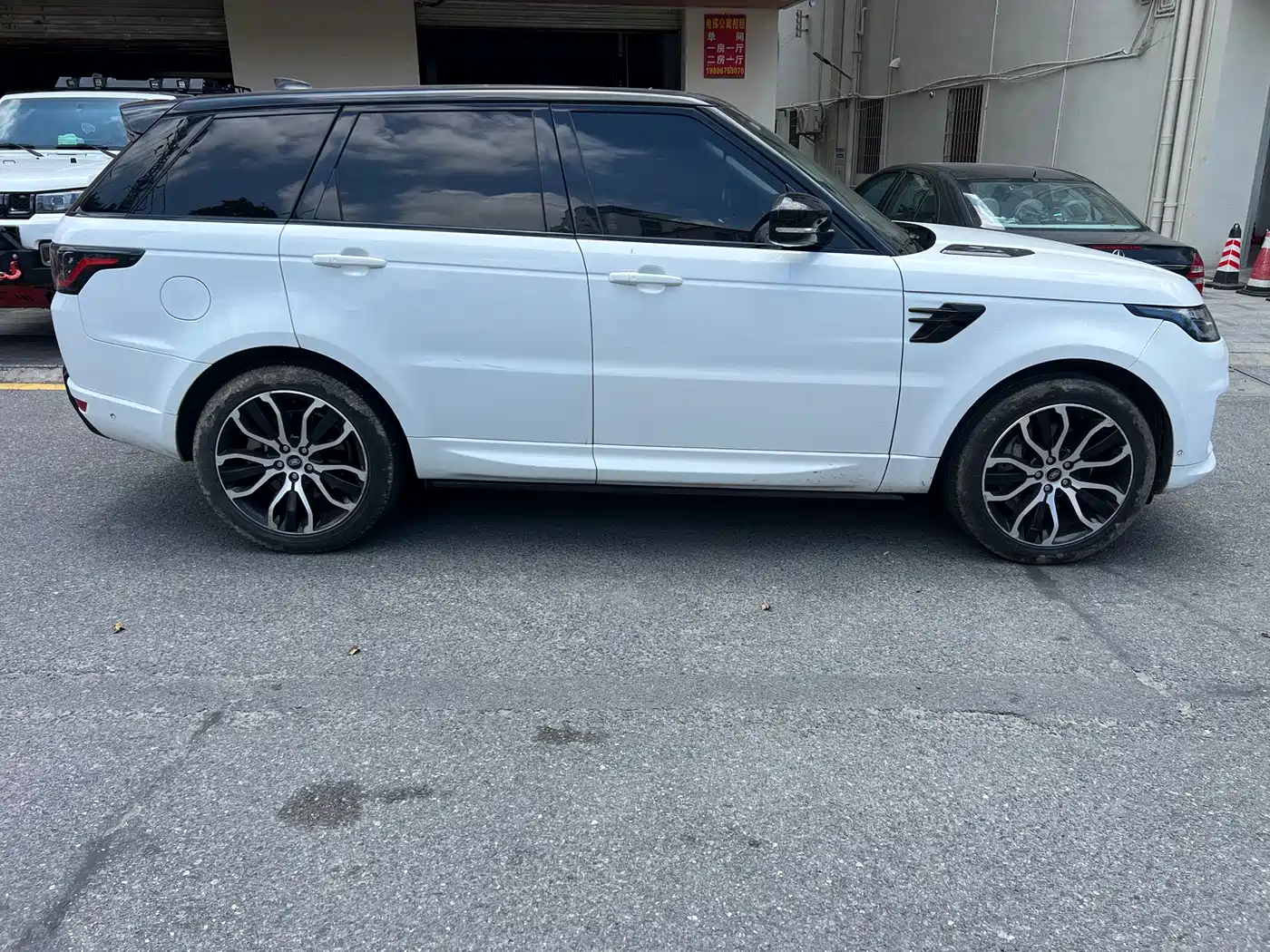 Land Rover Range Rover Sport 2022 3.0 L6 Gloss Black Edition фото 9